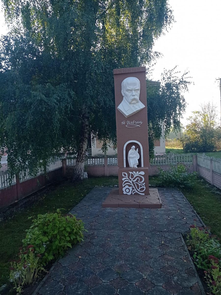 Найближчим часом Кобзаря ще мають доповнити віночком. Фото: Марія Стасюк