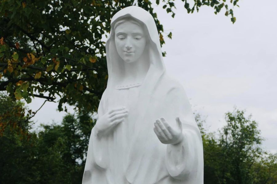 Статуя Божої Матері з’явилася завдяки благодійниці, яка вирішила залишитися анонімною