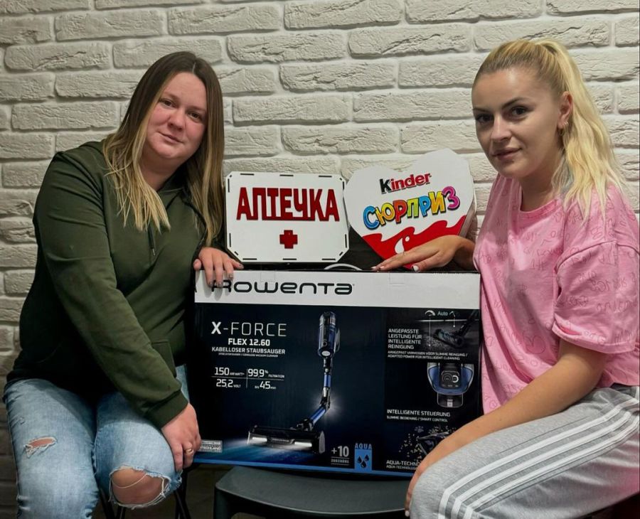 Жінки вирішили, крім порохотяга, ще зробити два бокси із солодощами та косметикою