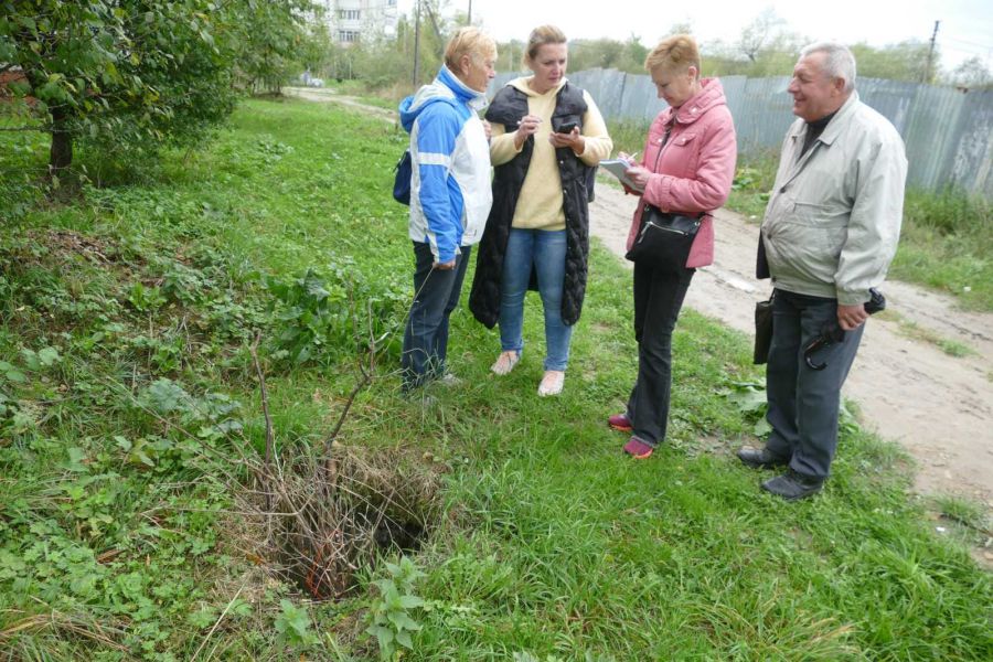 Позаду будинку на вулиці Драгоманова — відкритий каналізаційний колодязь із напханими гілками