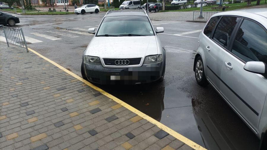 Сектор інспекторів з паркування нагадує, що зупинка транспортних засобів біля суцільної жовтої лінії забороняється