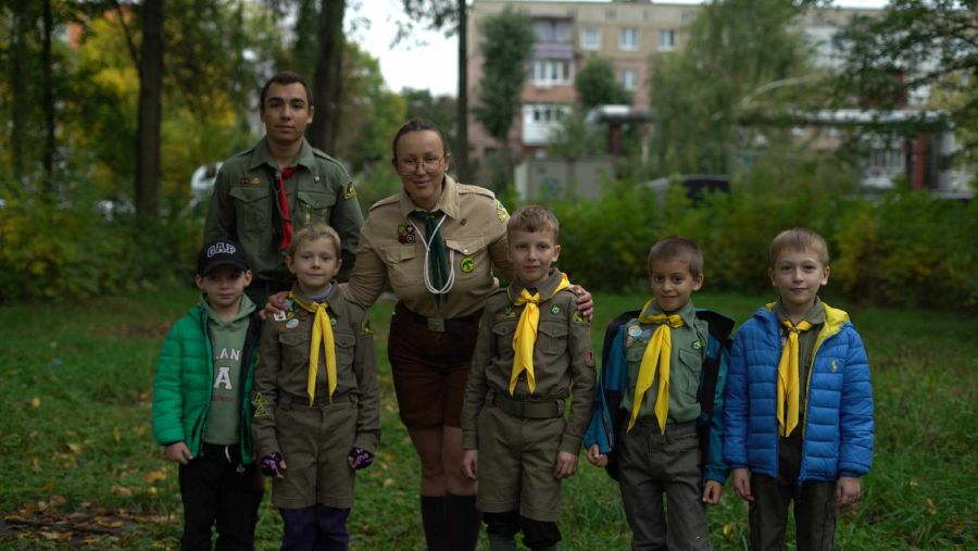 Семеро хлопчиків віком 7-8 років складають рій «Соколята» під керівництвом Ольги