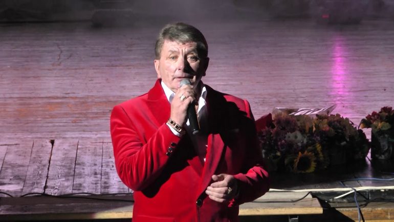 Богдан Сташків гастролював у країнах Європи, Канади та Сполучених Штатів Америки, утверджуючи українську пісню