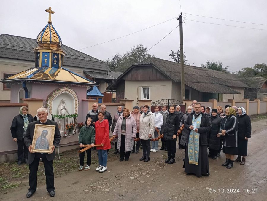 Парафіяни звершили хресну ходу під назвою "Вервиця за перемогу"
