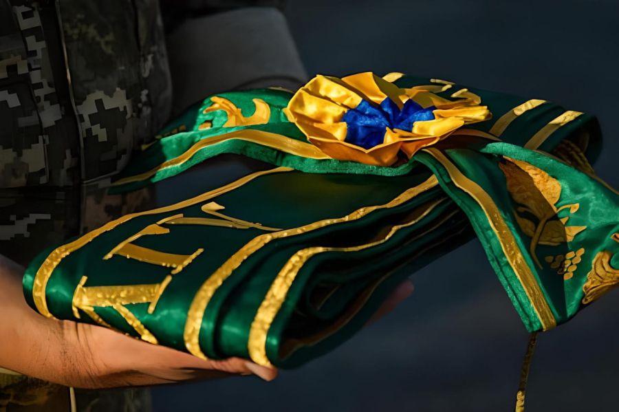 Ілюстроване фото. Стрічка "За мужність та відвагу" є колективною нагородою бригади