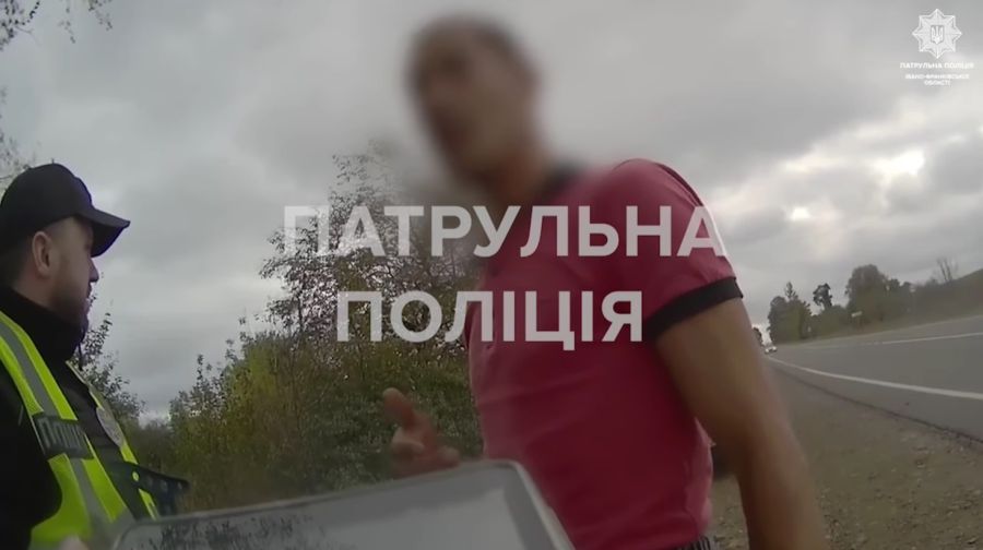 Чоловік вагітної звернувся до патрульних по допомогу. Фото: скрін із відео