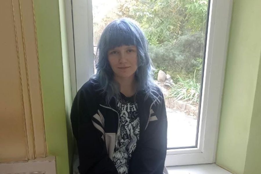 Дівчина була одягнена у чорні штани, синю кофту, резинове взуття чорного кольору