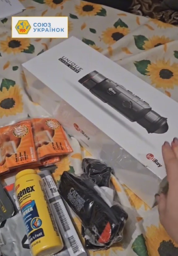Разом із тепловізором волонтери передали на фронт необхідні воїнам речі. Фото: скрін із відео