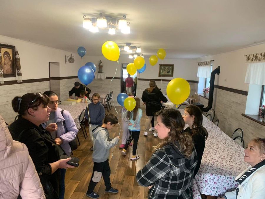 Голиняни завжди привозять синьо-жовті кульки, щоб створити святкову атмосферу