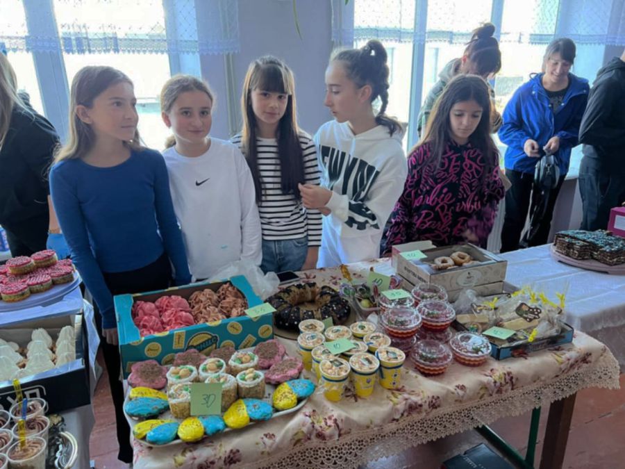 Тільки вчора учні тринадцяти класів зібрали на «солодкому» ярмарку 64580 гривень