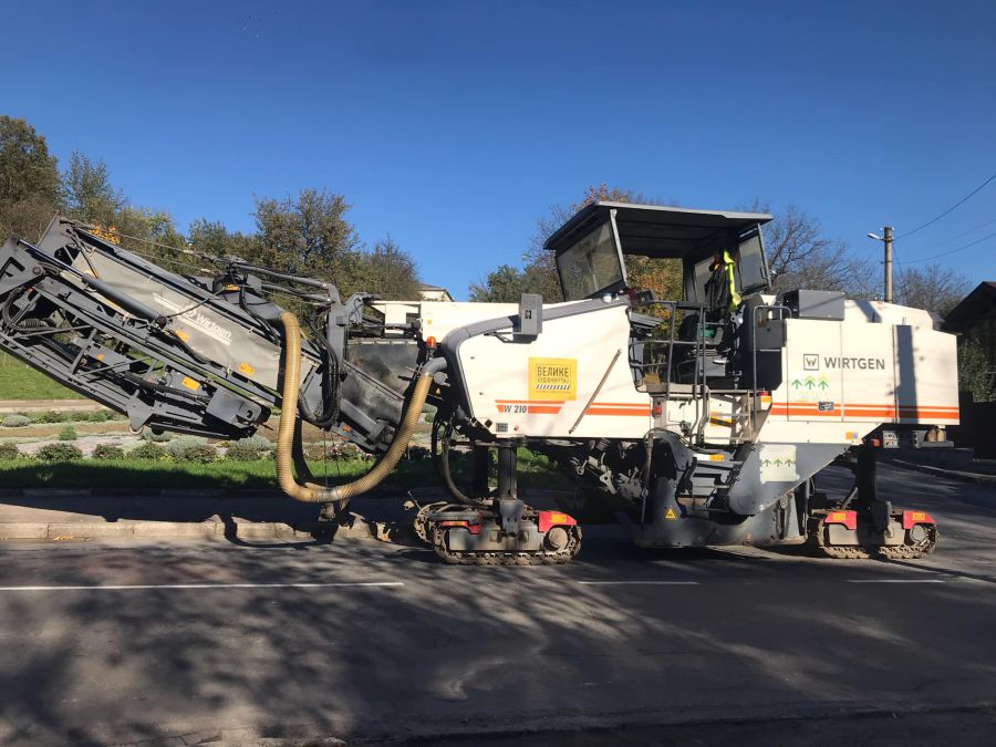 За три-чотири дні за сприятливої погоди комунальники планують закінчити асфальтування. Фото: Ірина Андріїв