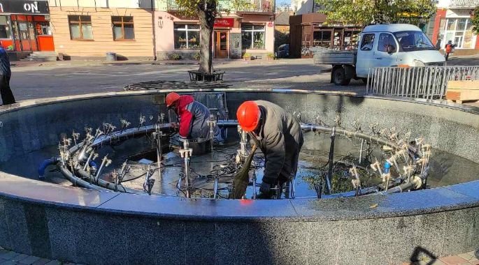 Також комунальники здійснили  демонтаж огорожі та накриття фонтану.