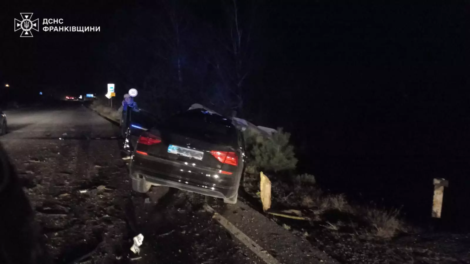 Надзвичайники транспортували постраждалого до швидкої медичної допомоги