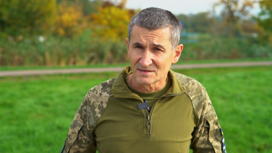 Зараз Олег Лисий не може бути в строю, тому старається допомагати з тилу