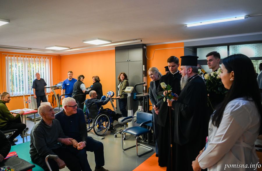 Предстоятель подарував військовослужбовцям молитовники та передав гостинці