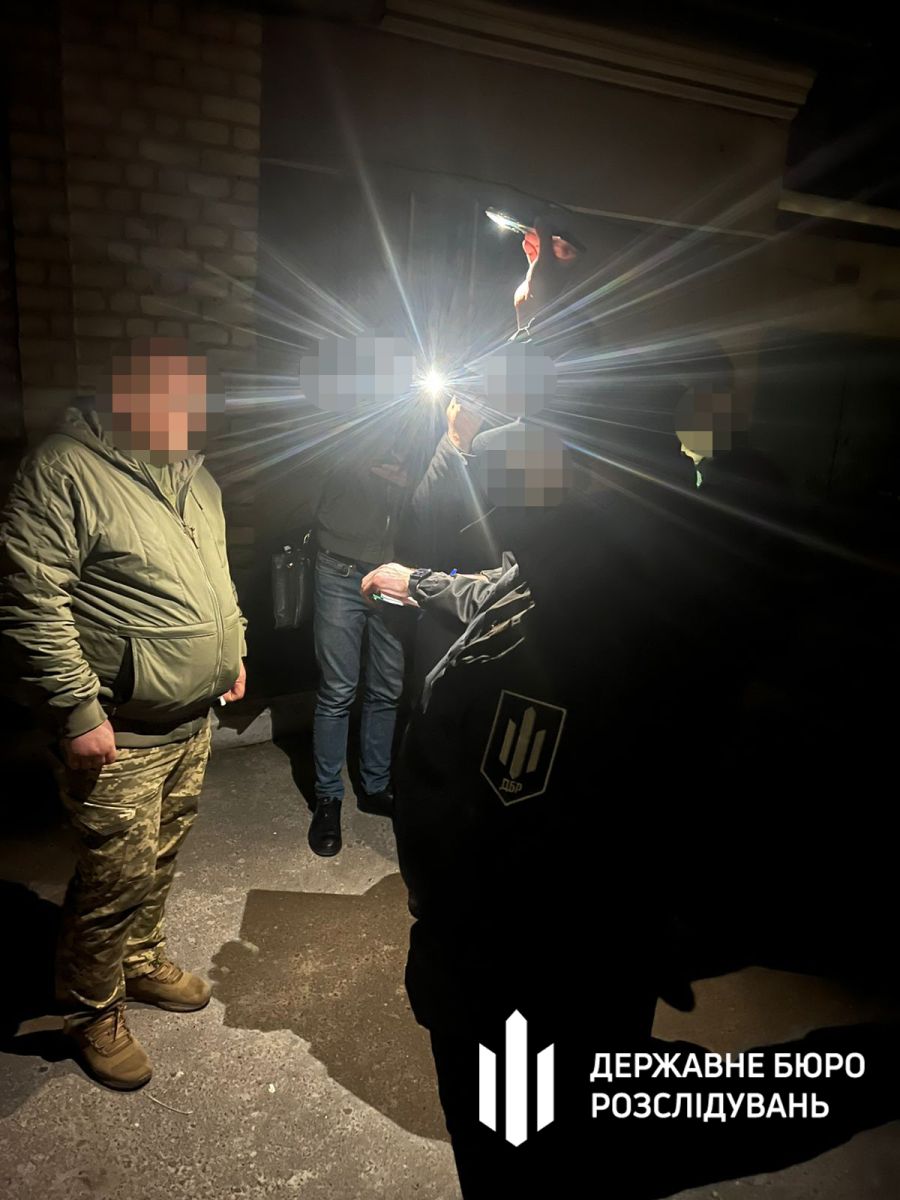 ДБР затримало посадовця після отримання талонів на пальне