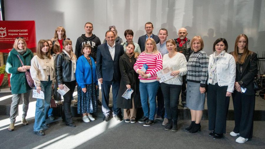 Один із мовних волонтерів вже встиг проінспектувати популярний торговий магазин міста