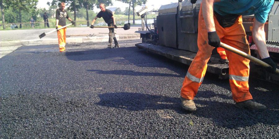 Ілюстроване фото. Ремонтувати дороги гарячим асфальтом можна в холодну пору року