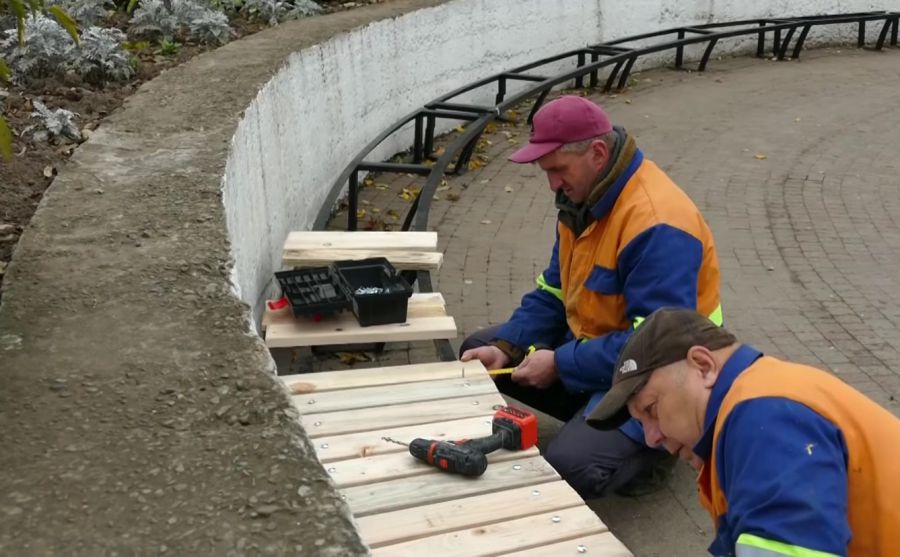 До зими відремонтовані лавки мають встигнути пофарбувати. Фото: скрін із відео