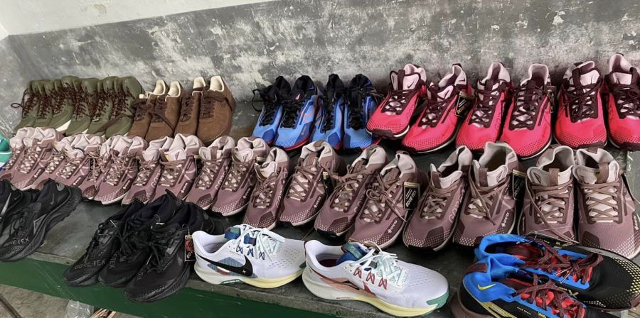 Під час огляду автомобіля працівники митниці виявили понад 80 одиниць спортивного одягу та взуття