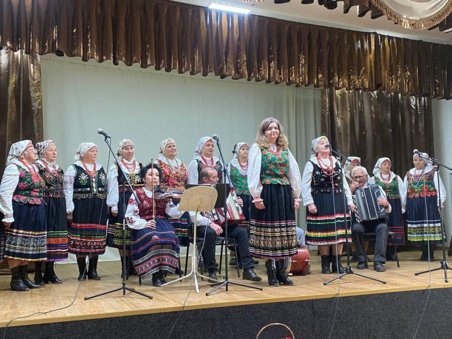 Ансамбль "Студенька" дав благодійний концерт у Негівцях. Фото: Микола Попович/Фейсбук