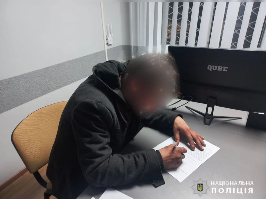 Чоловік чинив наругу над державним прапором