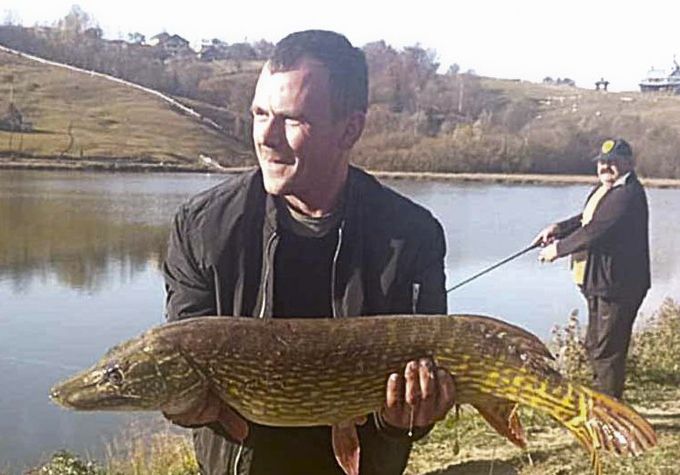 Староста села Іван Мойсюк сфотографувався з величезною щукою