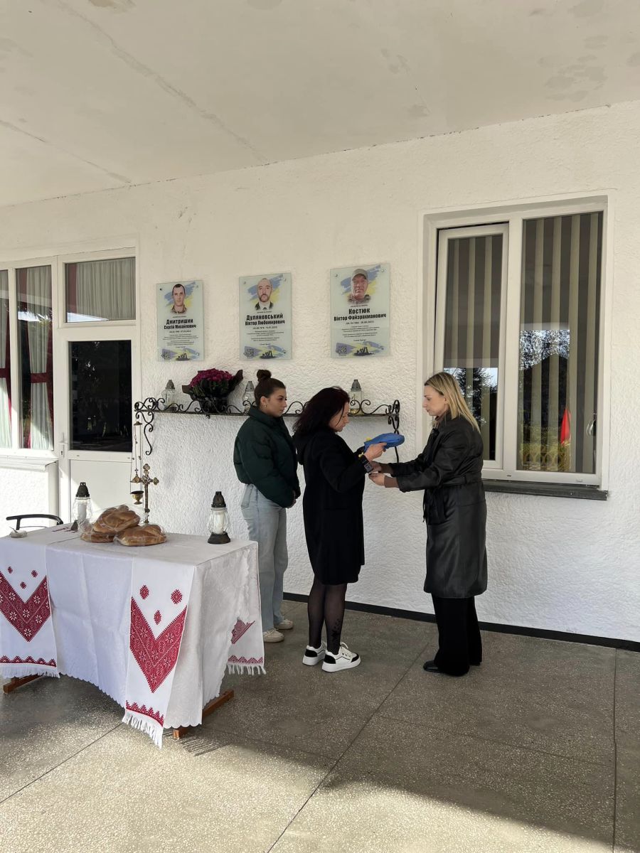 Право відкрити памʼятний знак надали дружині та онучці Захисника