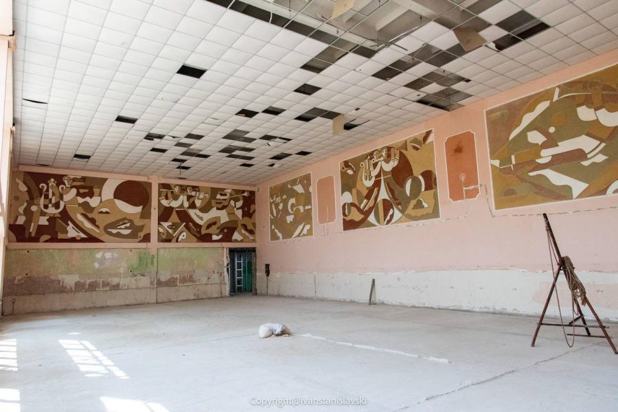 Окупанти знищили монументальні панно. Фото: Іван Станіславський