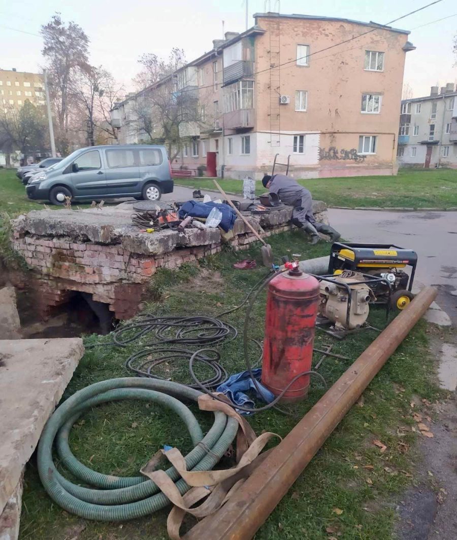 Ліквідація пориву. Фото: КП "Калуська енергетична Компанія"