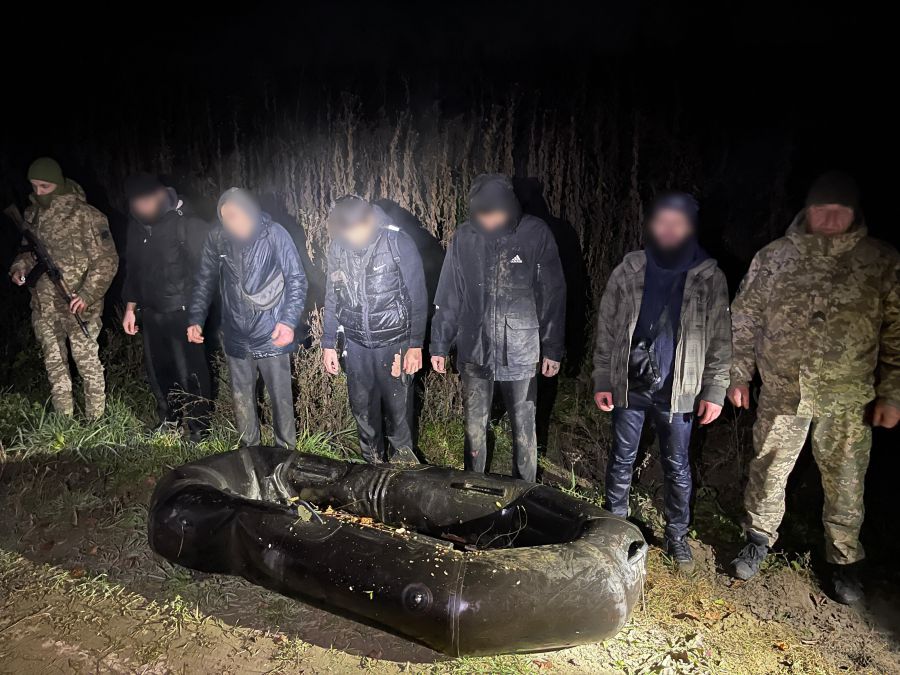 Наразі коло осіб, причетних до організації незаконної подорожі чоловіків, встановлюється