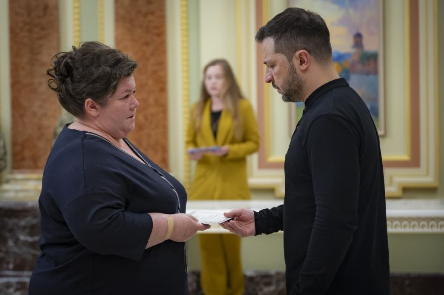 Мати загиблого Героя України Олександра Кукурби отримує сертифікат на житло