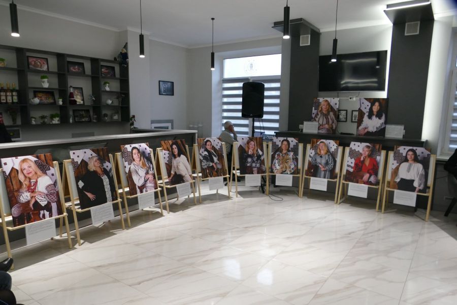 Виставка об’єднує 12 фотопортретів жінок, які займаються громадською діяльністю