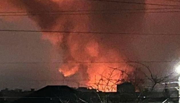 Станом на шосту ранку на об’єкті у Брянській області продовжувалась сильна пожежа