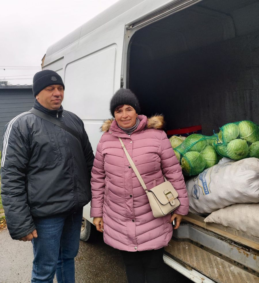 Усі зібрані за пів дня овочі Іван Мазурик відвіз до калуських "мурашок"