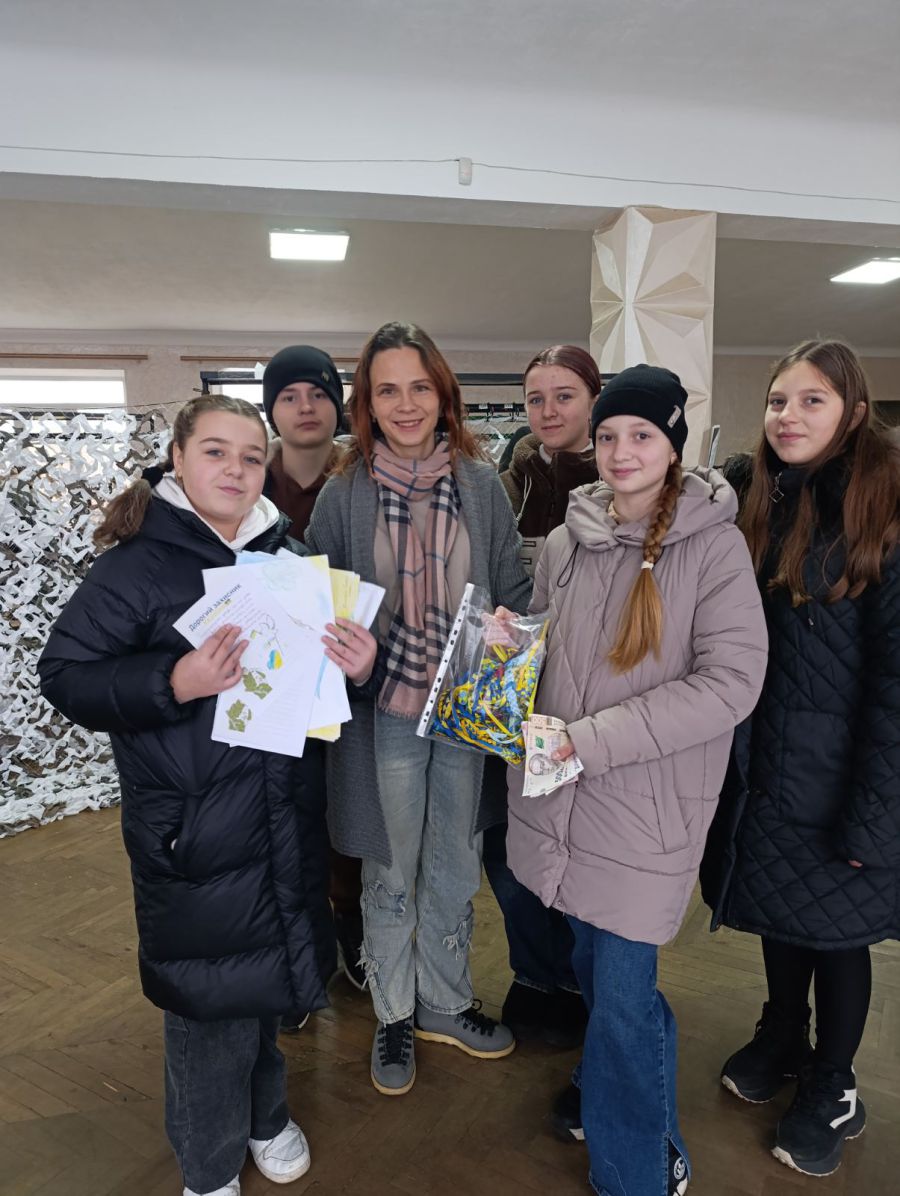 Ліцеїсти зібрали гроші на маскувальні сітки та передали захисникам малюнки