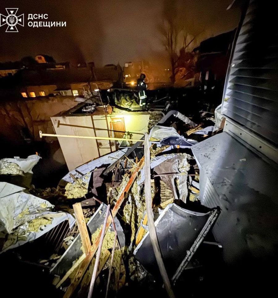 Внаслідок вечірньої атаки зруйновано багатоквартирний житловий будинок в середмісті Одеси. Фото: ДСНС