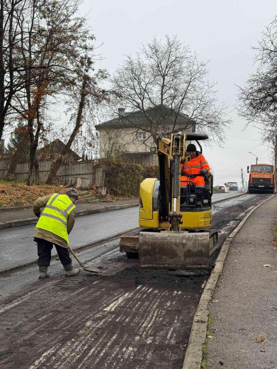 Під старим асфальтом комунальники знайшли три люди, які відновлять свою роботу. Фото: Калушавтодор