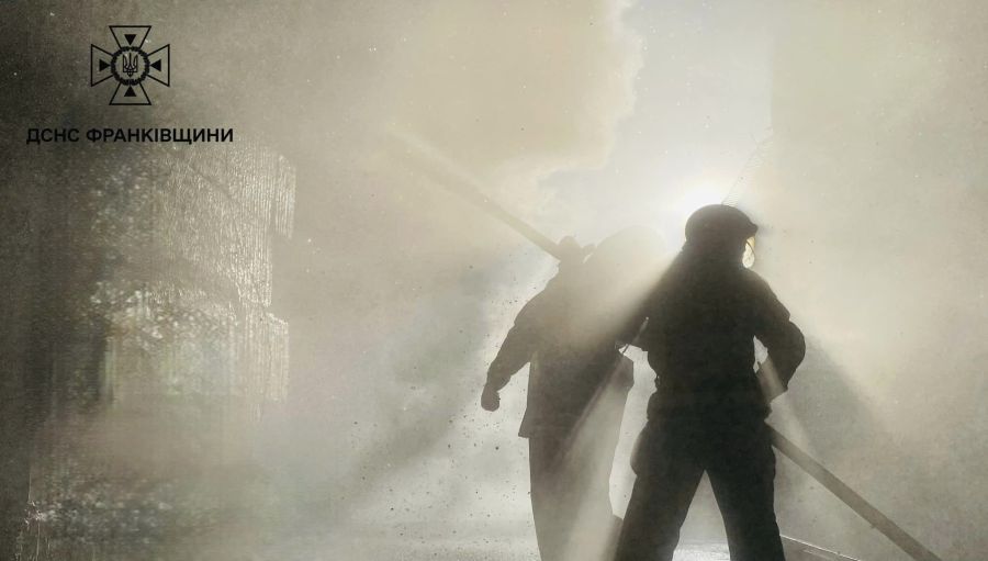 До місця було направлено пожежно-рятувальні підрозділи за підвищеним номером виклику