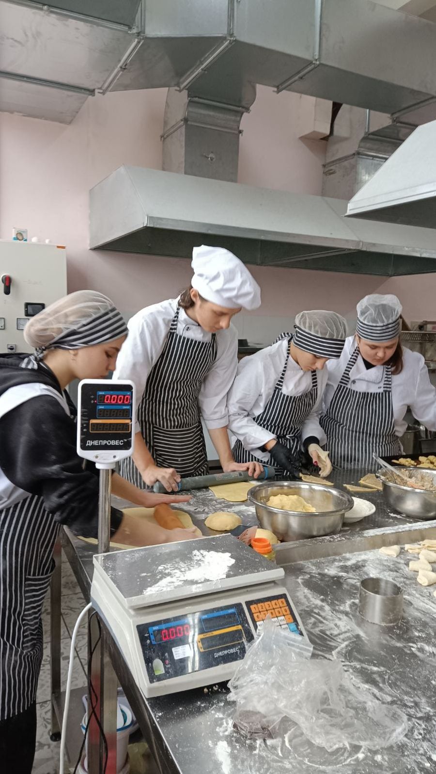 Майбутні кухарі та кондитери об’єднали свої зусилля, щоб приготувати солодкі гостинці для захисників