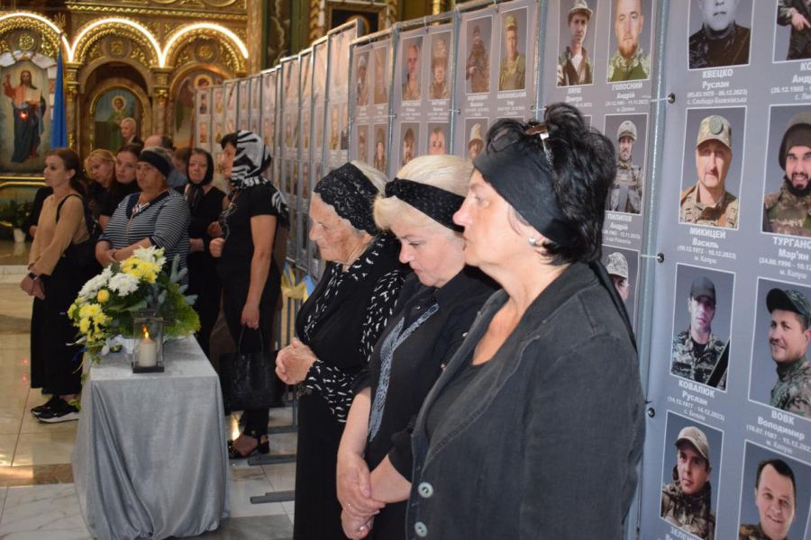 У День Героїв у калуському храмі представили експозиції з портретами полеглих Захисників