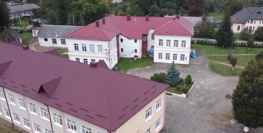 Проєкт Болехівської громади передбачає встановлення сонячної електростанції на даху ліцею. Фото: скрін із відео