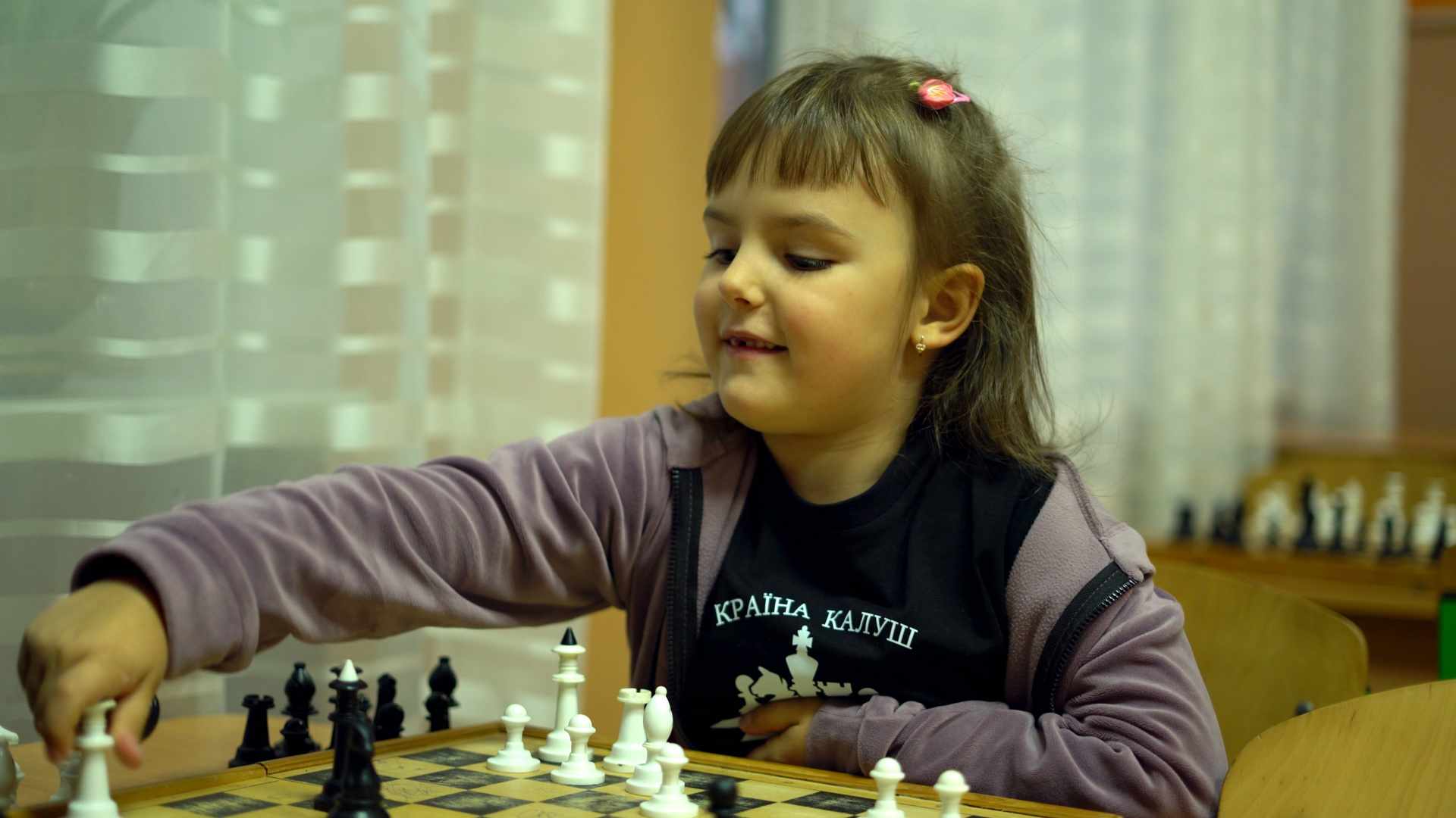 Дівчинка розповідає, що всі свої 19 медалей повісила вдома на медальницю і п’ять кубків поставила на полицю