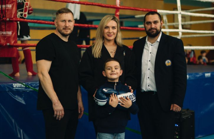 Мар'яна Квятковська  подарувала  спортивному клубу "Торнадо" боксерські рукавички з підписом Олександра Усика 