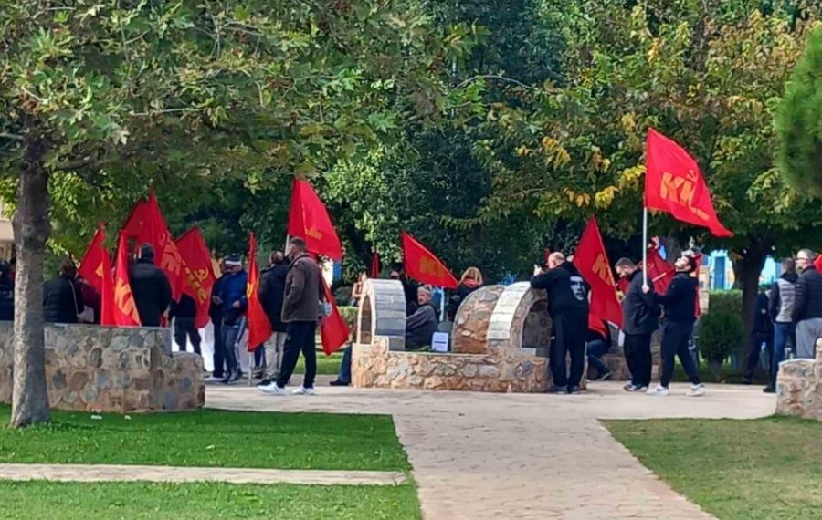 Зі свідчень учасників, нападники, озброєні комуністичною символікою, перекрили доступ до пам’ятника