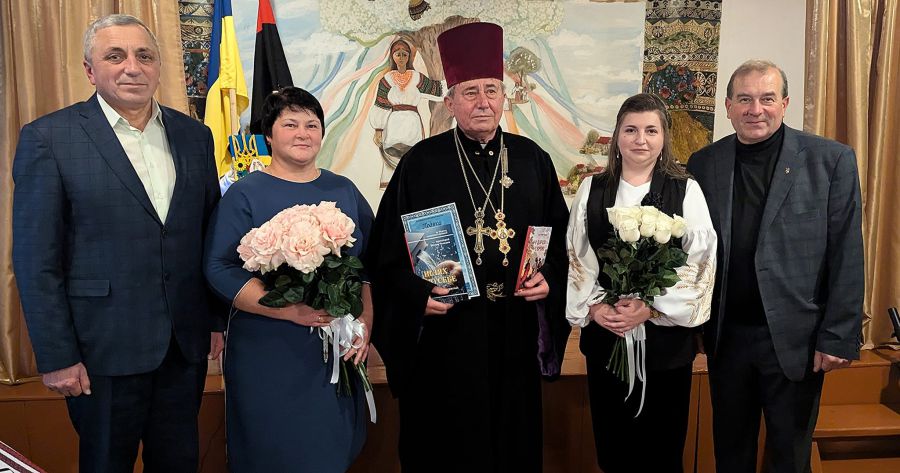 Книга стала результатом багатолітніх духовних роздумів священника. Фото: Надія Руско/Фейсбук