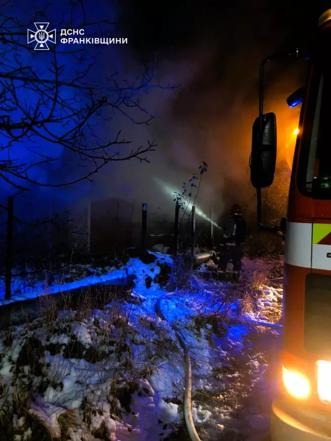 До ліквідації пожежі було залучено 18 рятувальників та 5 одиниць спецтехніки