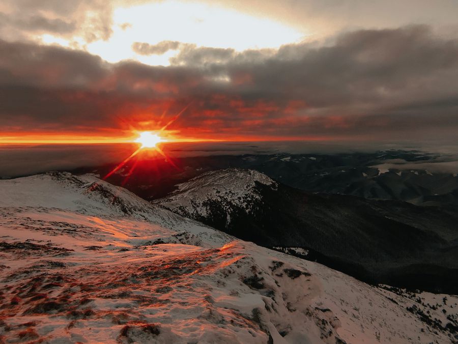 Містичний схід сонця на Попівані. Фото: Vasyl Fitsak/Фейсбук