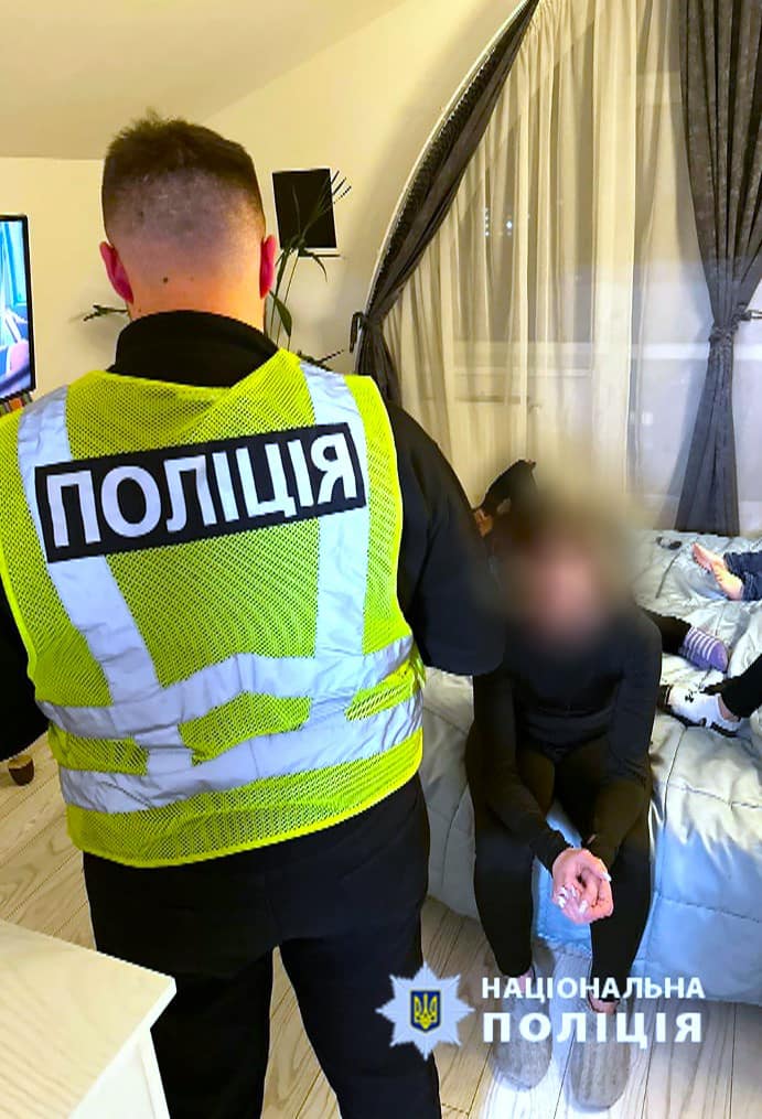 Жінка налагодила схему збуту особливо небезпечних речовин