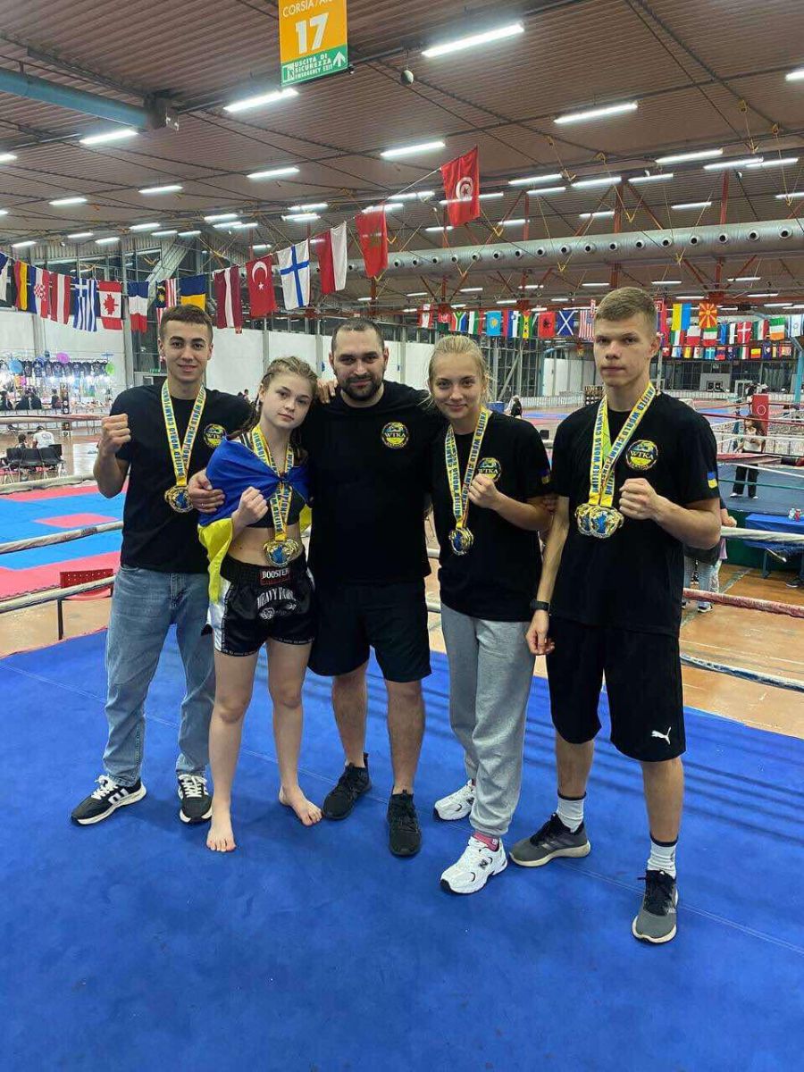 Чемпіони світу з калуського спортивного клубу "Торнадо" з тренером Сергієм Кондратом